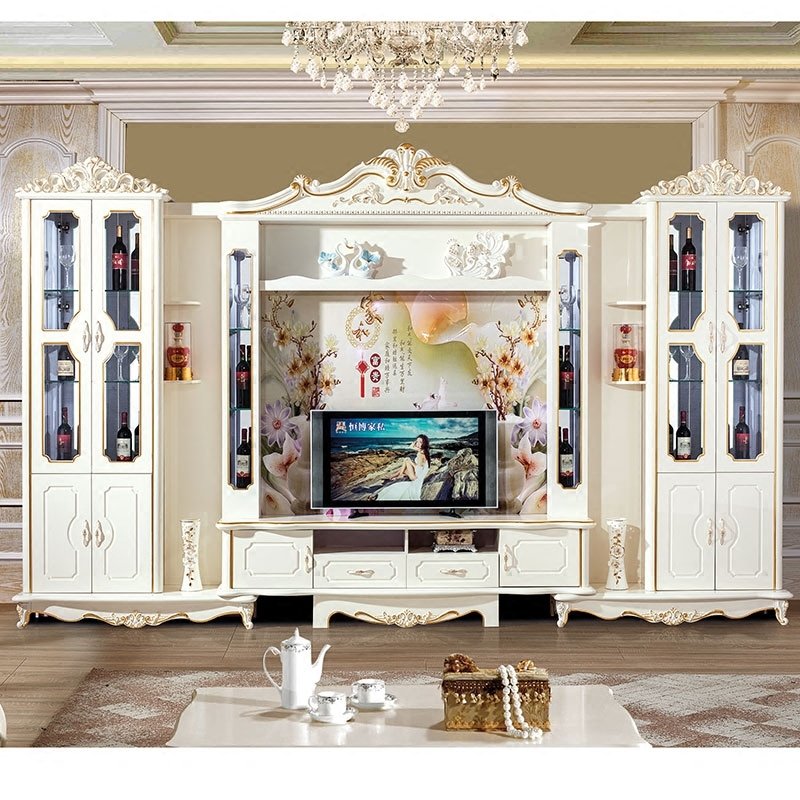 Căn nhà theo phong cách cổ điển có thể chọn kệ tivi với họa tiết tinh xảo.