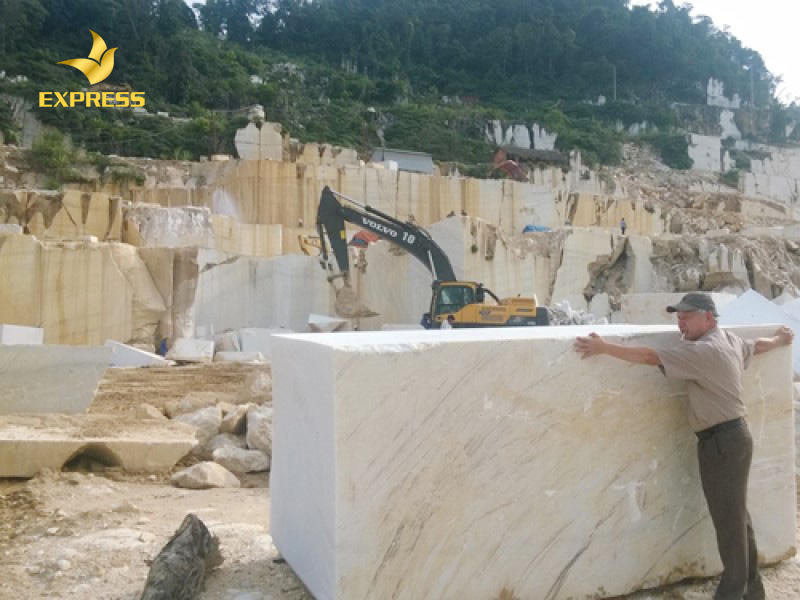 Khai thác đá marble trong tự nhiên