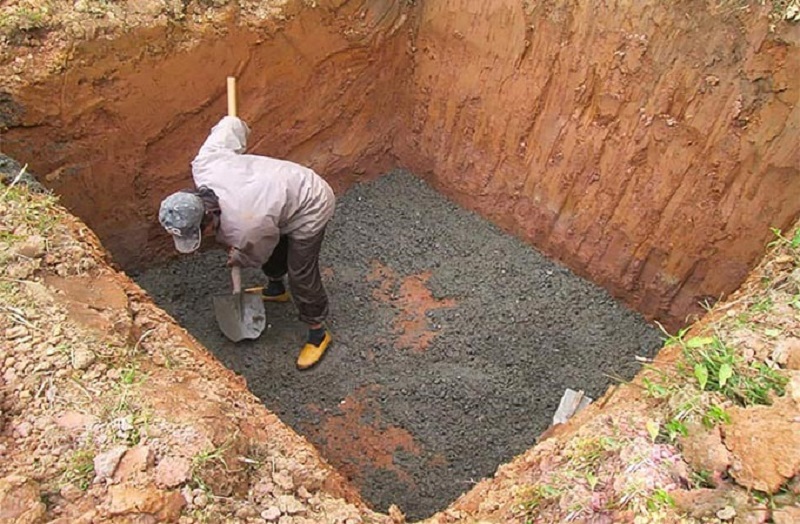 Bước 2: Đổ bê tông vào phần hố đào trước đó
