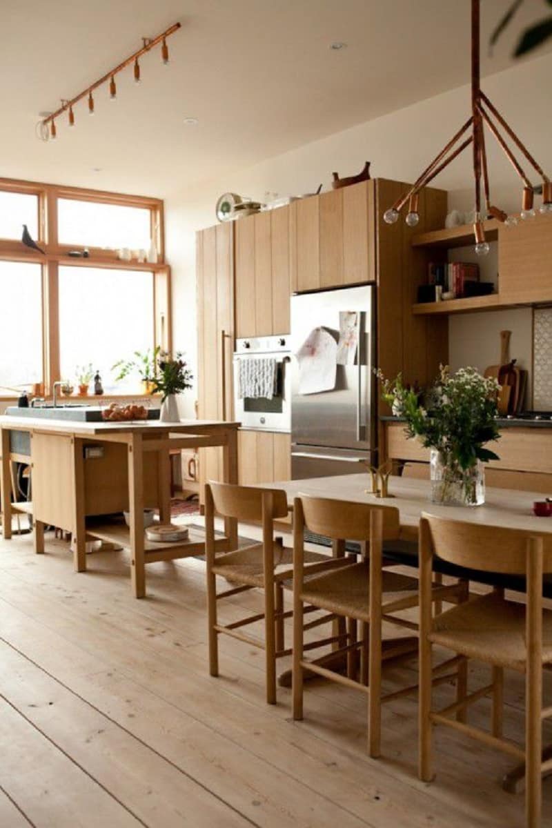 Không gian bếp trông khá rộng thoáng và thiết kế nội thất hiện đại