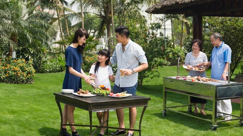 Không gian khu BBQ ngoài trời tràn ngập không gian xanh thoáng mát, trong lanh