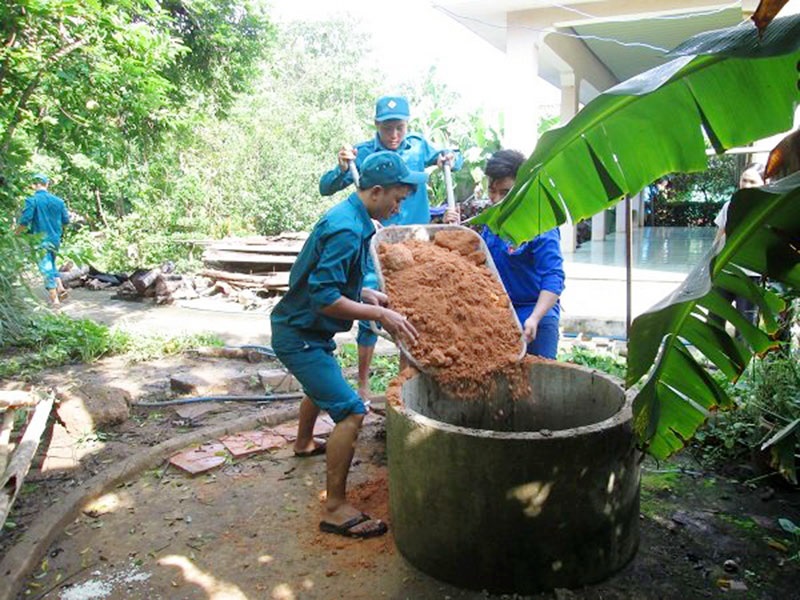  Lấp giếng bằng đất, đá và chỉ ngũ sắc