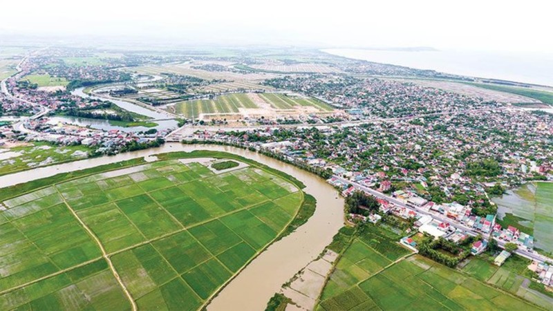 Nghệ An nằm ở trung tâm của vùng duyên hải Bắc Trung Bộ với diện tích 16.490,25 km vuông