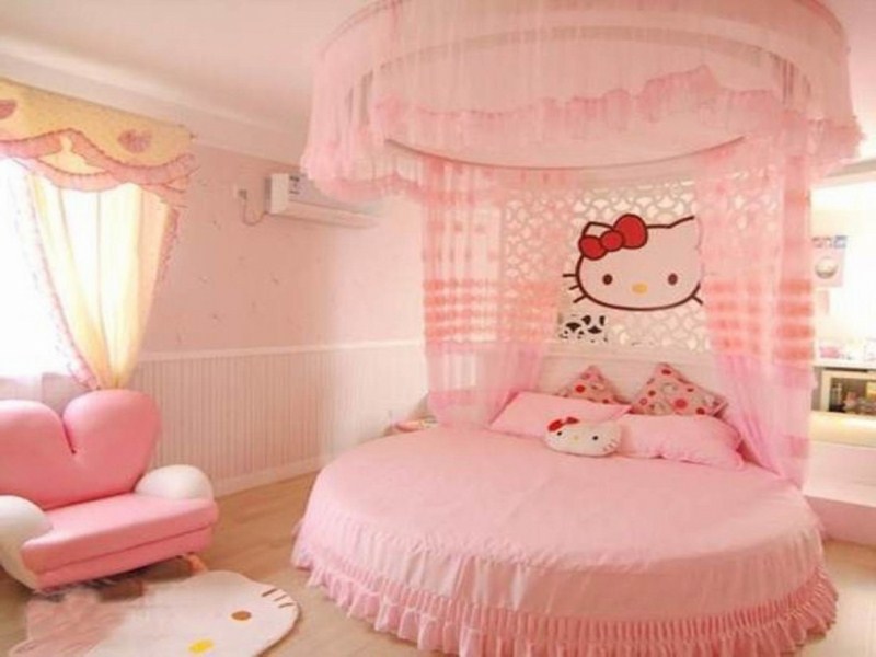 Phòng ngủ màu hồng trang trí Hello Kitty.