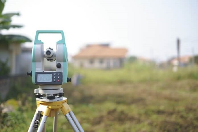 Sử dụng máy móc là một trong những dụng cụ cần thiết để đo đất