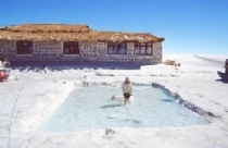 Ngó khách sạn làm từ muối mặn chát ở Bolivia 