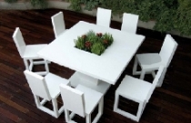 Khu vườn ấn tượng với bàn ghế nhôm sơn trắng 