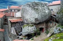Ngôi làng ẩn mình trong đá 
