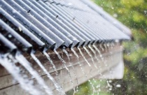 Cách xử lý trường hợp mái nhà hàng xóm chảy nước mưa qua nhà mình