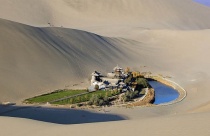 Hồ trăng lưỡi liềm - thiên đường giữa sa mạc