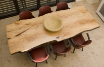 Không gian ấn tượng với bàn gỗ handmade