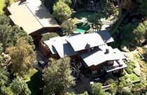'Đột kích' biệt thự nhà Jolie-Pitt ở Los Angeles