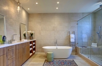 Phòng tắm đẹp hút mắt với thảm trang trí