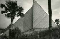 Khám phá nhà hình kim tự tháp áp đồi giáp biển