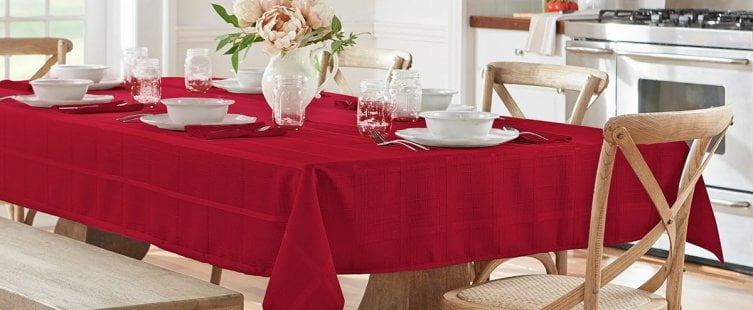  Vì sao nên lựa chọn những mẫu khăn trải bàn màu đỏ?					