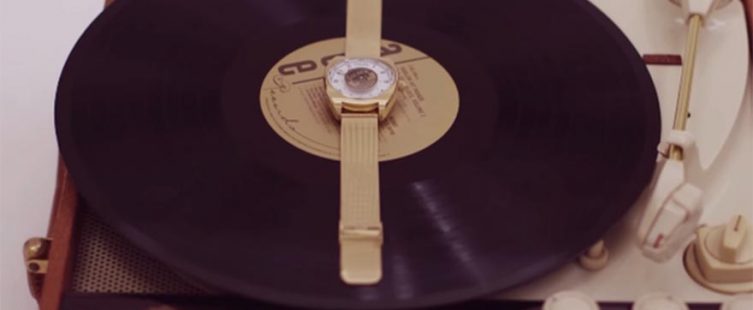  Tìm hiểu chiếc đồng hồ phong cách cổ điển độc đáo tái chế từ nắp chai					