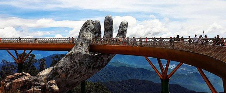  Chiêm ngưỡng đôi bàn tay khổng lồ nhấc bổng cây cầu vàng ở Đà Nẵng					