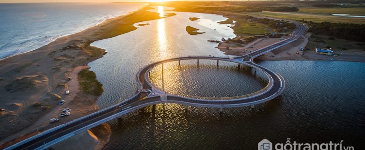  Cây cầu nổi tiếng Laguna Garzon hình vòng tròn độc đáo ở Uruguay					