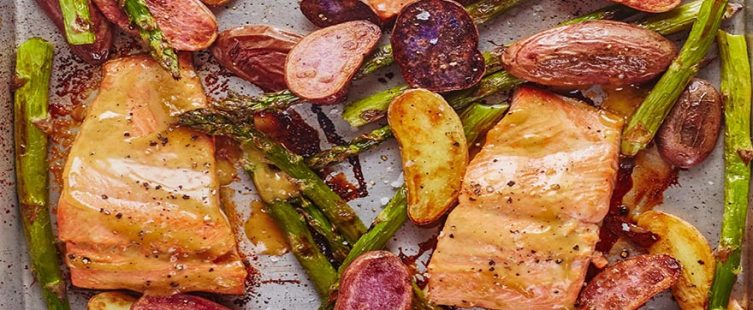  Đổi món cho cả nhà với cách làm cá hồi và khoai tây nướng thơm ngon giòn rụm					