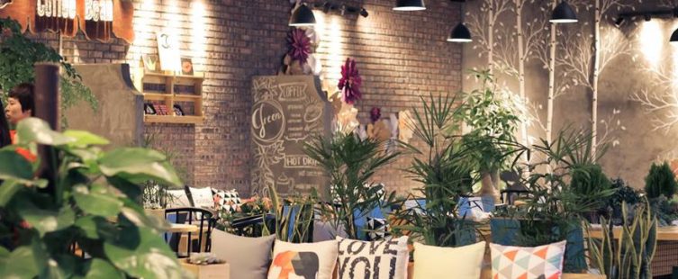  Quán cafe không gian xanh – Thiết kế phong cách đan xen với cây xanh					