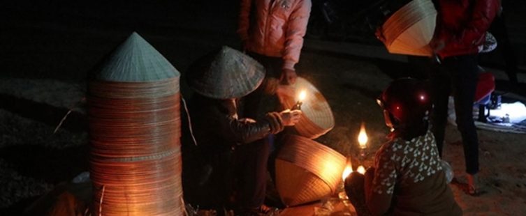  Chợ nón làng An Hành Tây – Lung linh giữa ánh sáng của đèn dầu					