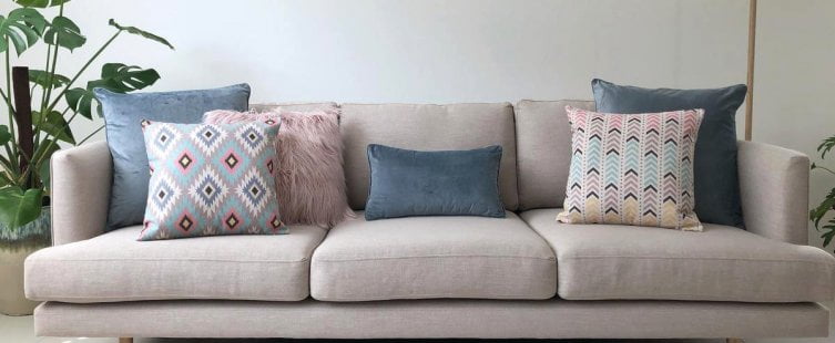  Cách chọn gối trang trí ghế sofa phòng khách phù hợp					